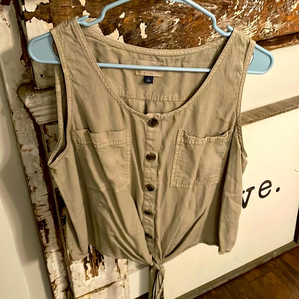 Sleeveless shirt
